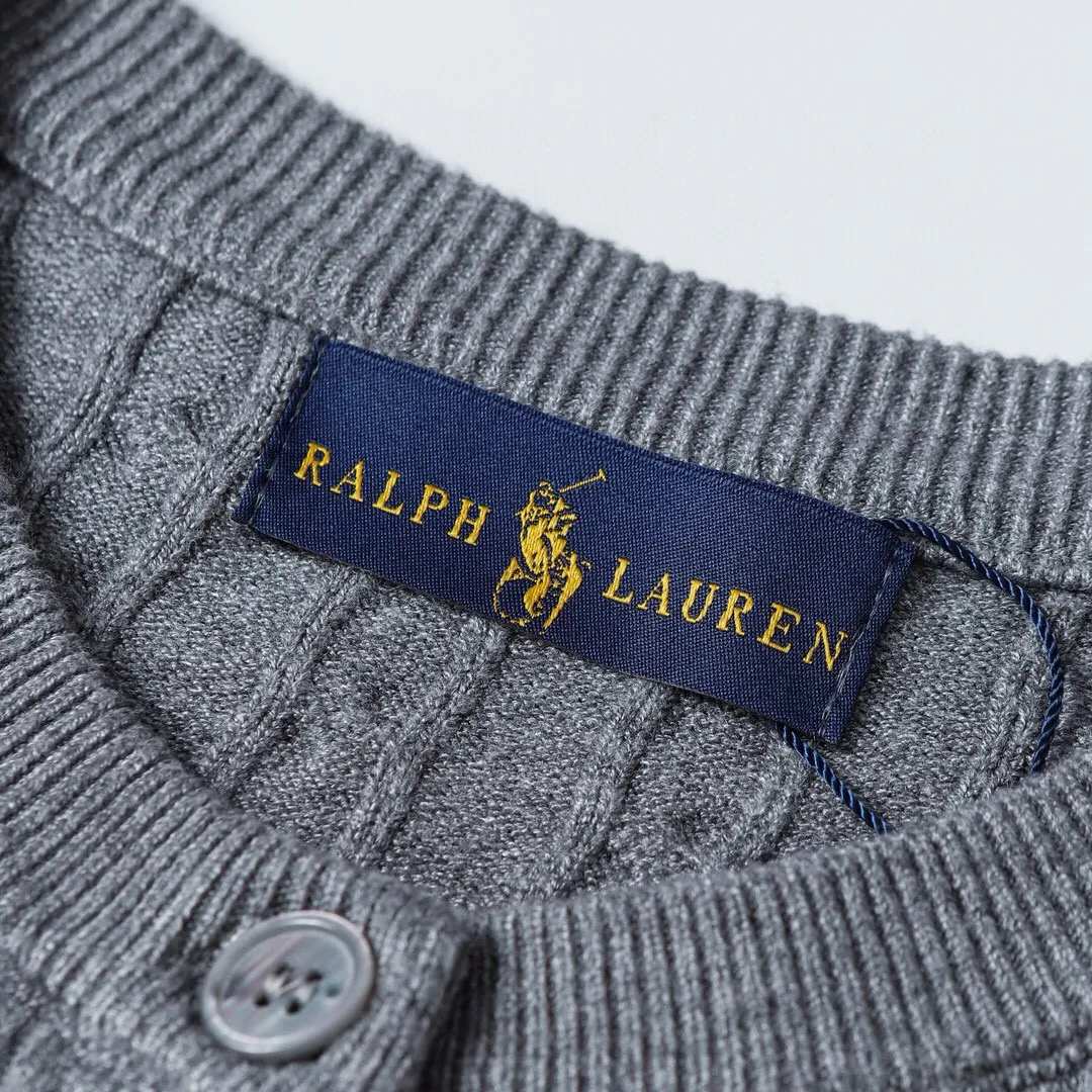 P166 Style No.: 602 -Ralph Lauren RL cardigan with classic war horse logo embroidery on the chest, long-sleeved sweater sweater jacket -The item is made of custom-dyed and custom-spun yarn, purchased from the original version. A full set of customized accessories. Details determine success or failure. Heavy new autumn and winter style. The weight of the item is as high as 800 grams. It is soft and delicate and does not tie the body. The upper body effect is very nice. Loose fit. Women's style. -Color: black, off-white, milk tea, light gray, dark gray. Navy blue red khaki red - Size: S / M / L S size 80-100 catties M size 100-120 catties Large size 120-135 catties